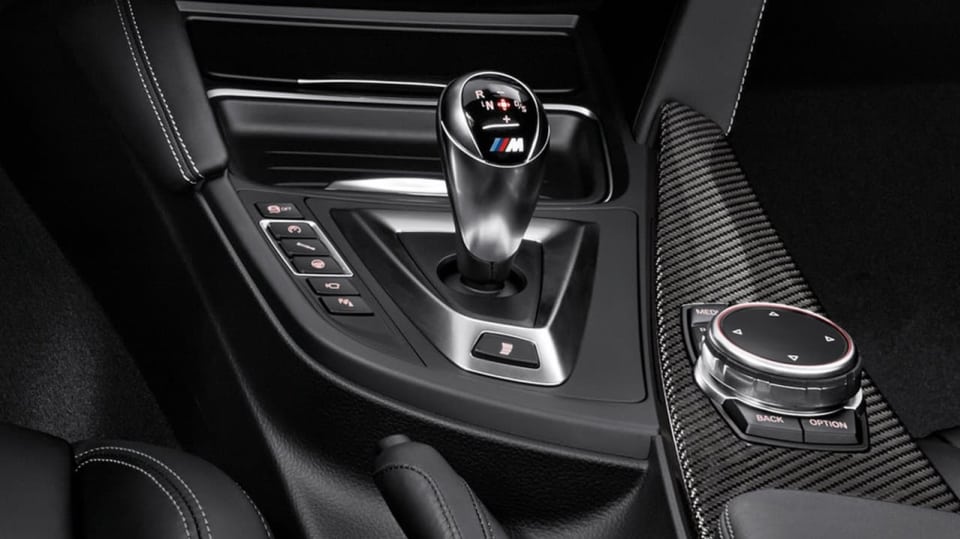 Moderní automatická převodovka ve voze BMW.